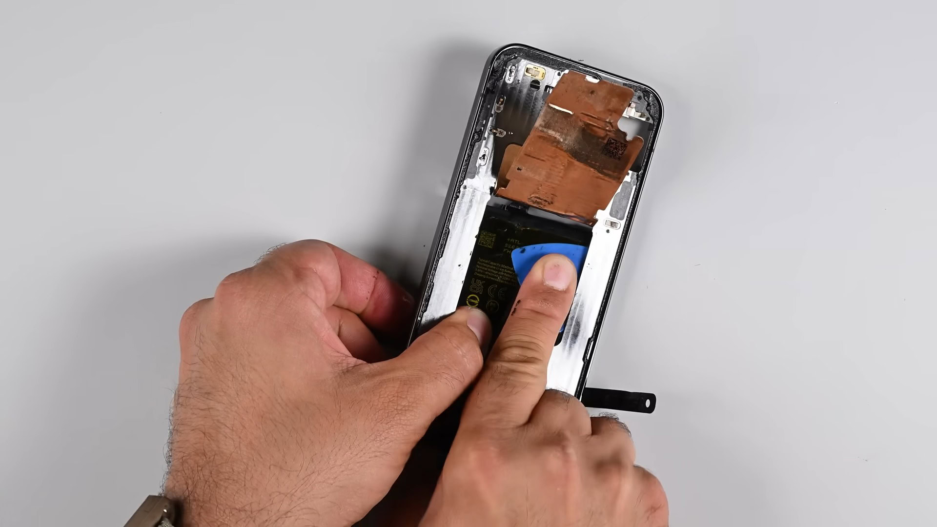 Pixel 9 Pro XL iFixit Teardown Battery removal (7)