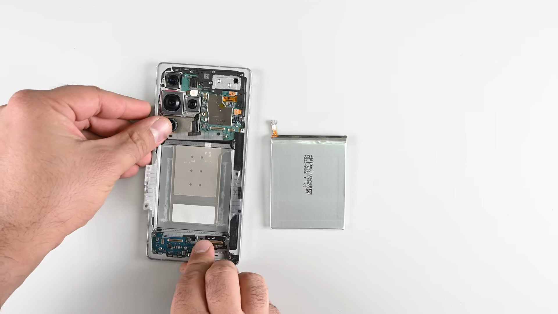 Samsung Galaxy S25 Ultra iFixit Teardown Battery removal (1)