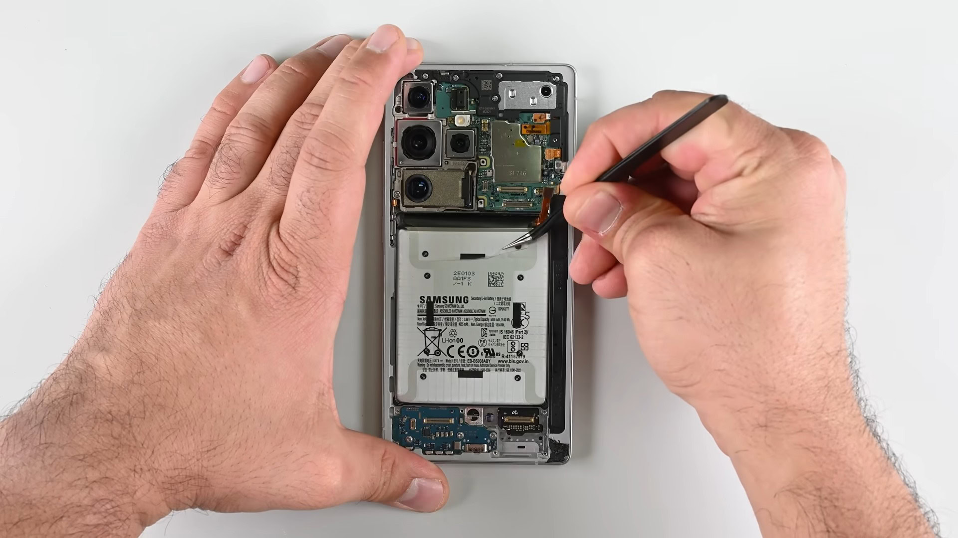 Samsung Galaxy S25 Ultra iFixit Teardown Battery removal (2)