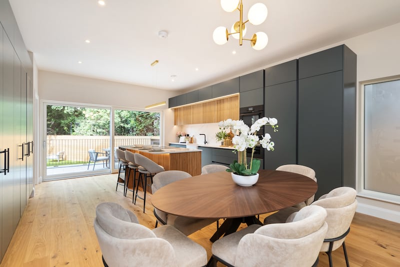 Open-plan kitchen/diningroom