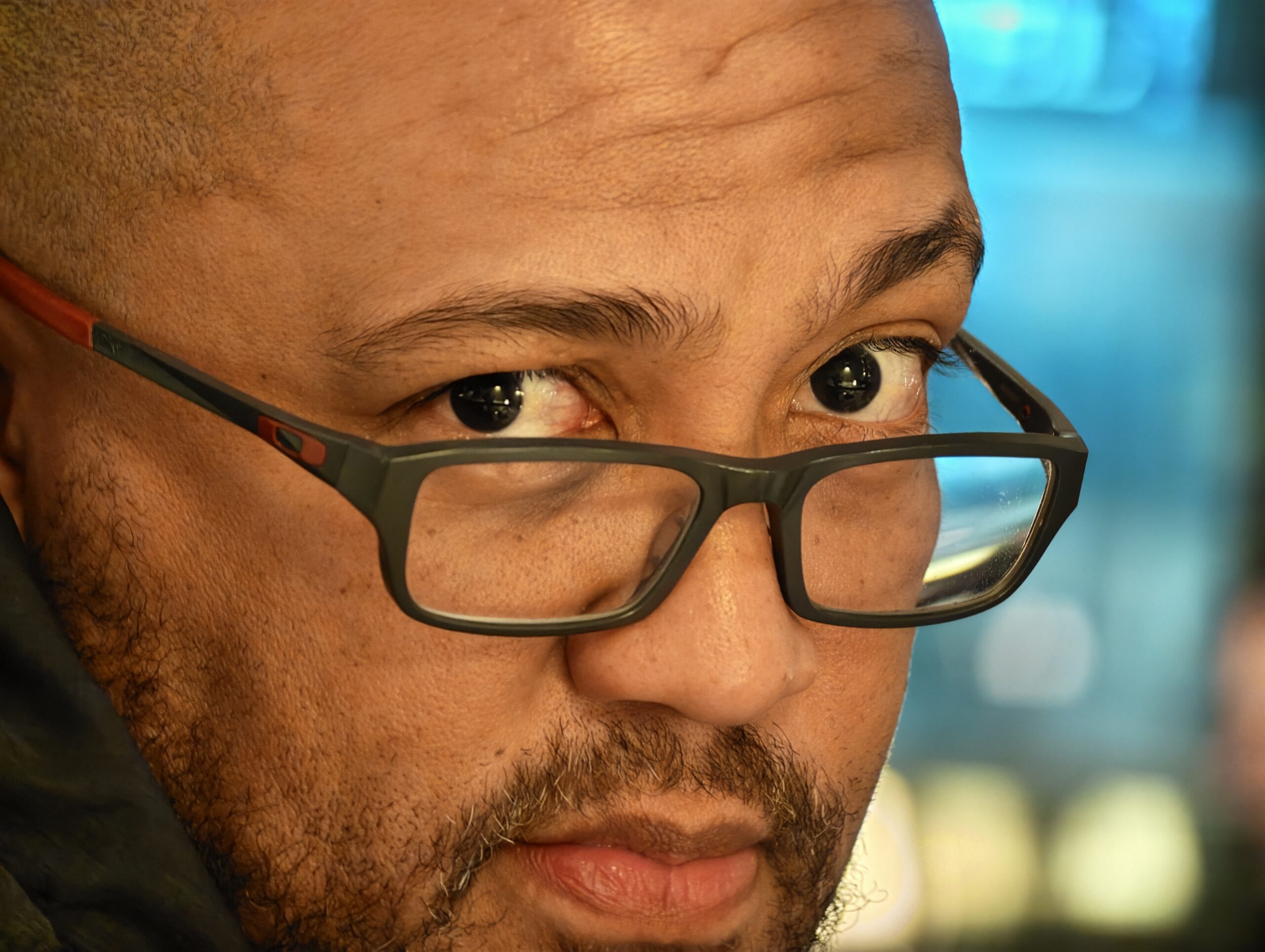 Vivo X200 Ultra 200mm portrait mixed lighting