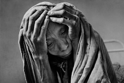 A malnourished and dehydrated woman waits for treatment at the hospital in Gourma Rharous, Mali, 1985. The image was featured in the book 'Sahel: The End of the Road.'