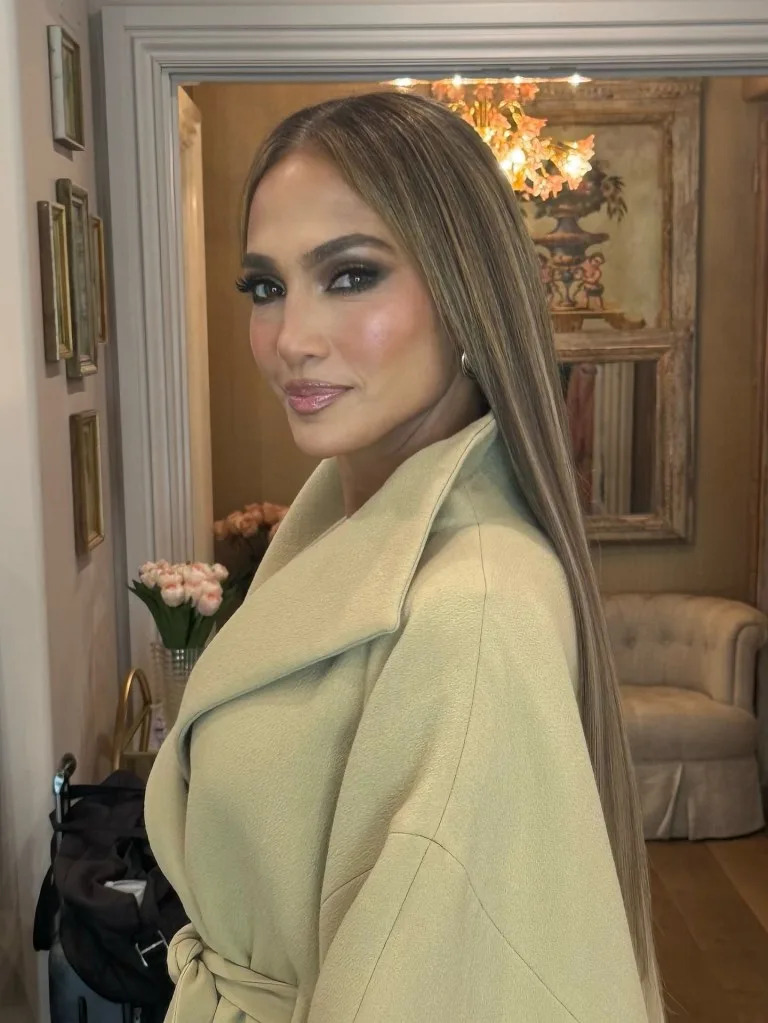 Even singer Natasha Bedingfield agreed that Lopez resembled Stefani. jlo/Instagram