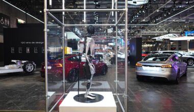 Tesla Pivots to Robots as Investors Question Sales and Soaring Valuation