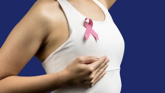 Limiting alcohol and processed foods and increasing daily movement is a great place to start if you want to lower breast cancer risk. (Freepik)