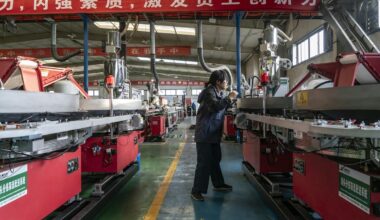 China’s Labor Market Distress Spreads at Worst Time for Deflation Fight