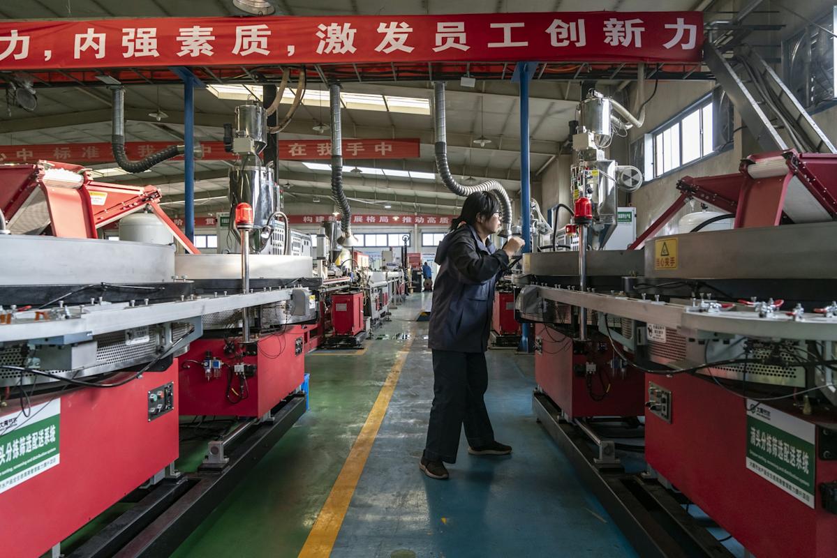 China’s Labor Market Distress Spreads at Worst Time for Deflation Fight