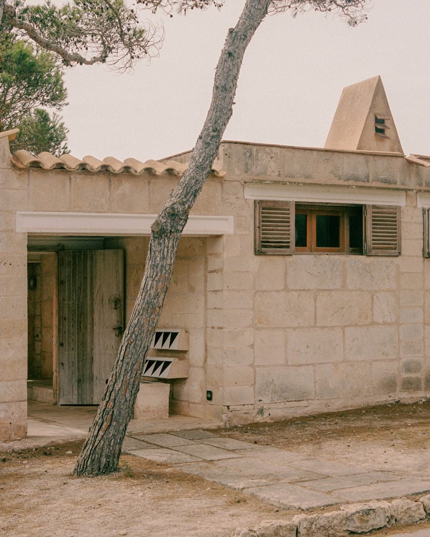 Jørn Utzon's Can Lis photographed by Alex Dormon