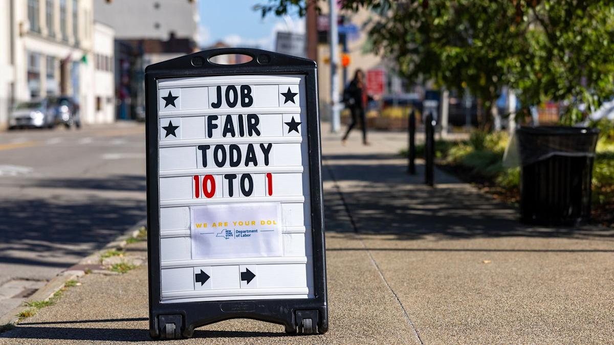 Consumers' economic outlook falls to lowest level since May
