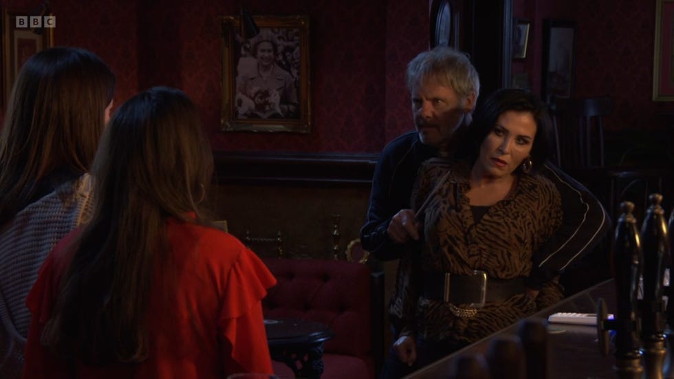 eastenders, greg threatening kat at knifepoint in the vic while stacey and zoe watch