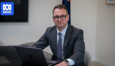 Senator calls for 'heads on spikes' to deter superannuation mismanagement