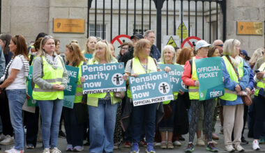 School secretaries and caretakers on strike to picket outside schools today - The Journal