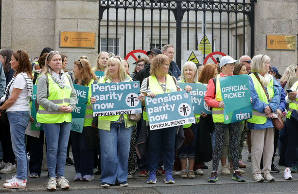 School secretaries and caretakers on strike to picket outside schools today - The Journal