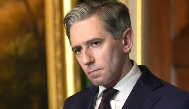 Woman arrested over threat made against Tánaiste Simon Harris and his family - The Journal