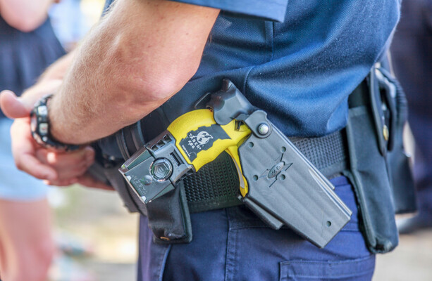 Should frontline gardaí carry tasers? · TheJournal.ie