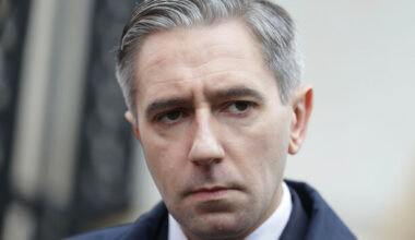 Multiple bomb threats made against Tánaiste Simon Harris’s home, armed gardaí at scene - The Journal