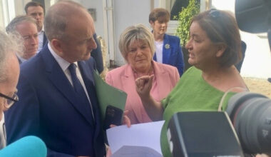 Cork mother confronts Taoiseach at Fianna Fáil think-in over daughter’s need for hip surgery