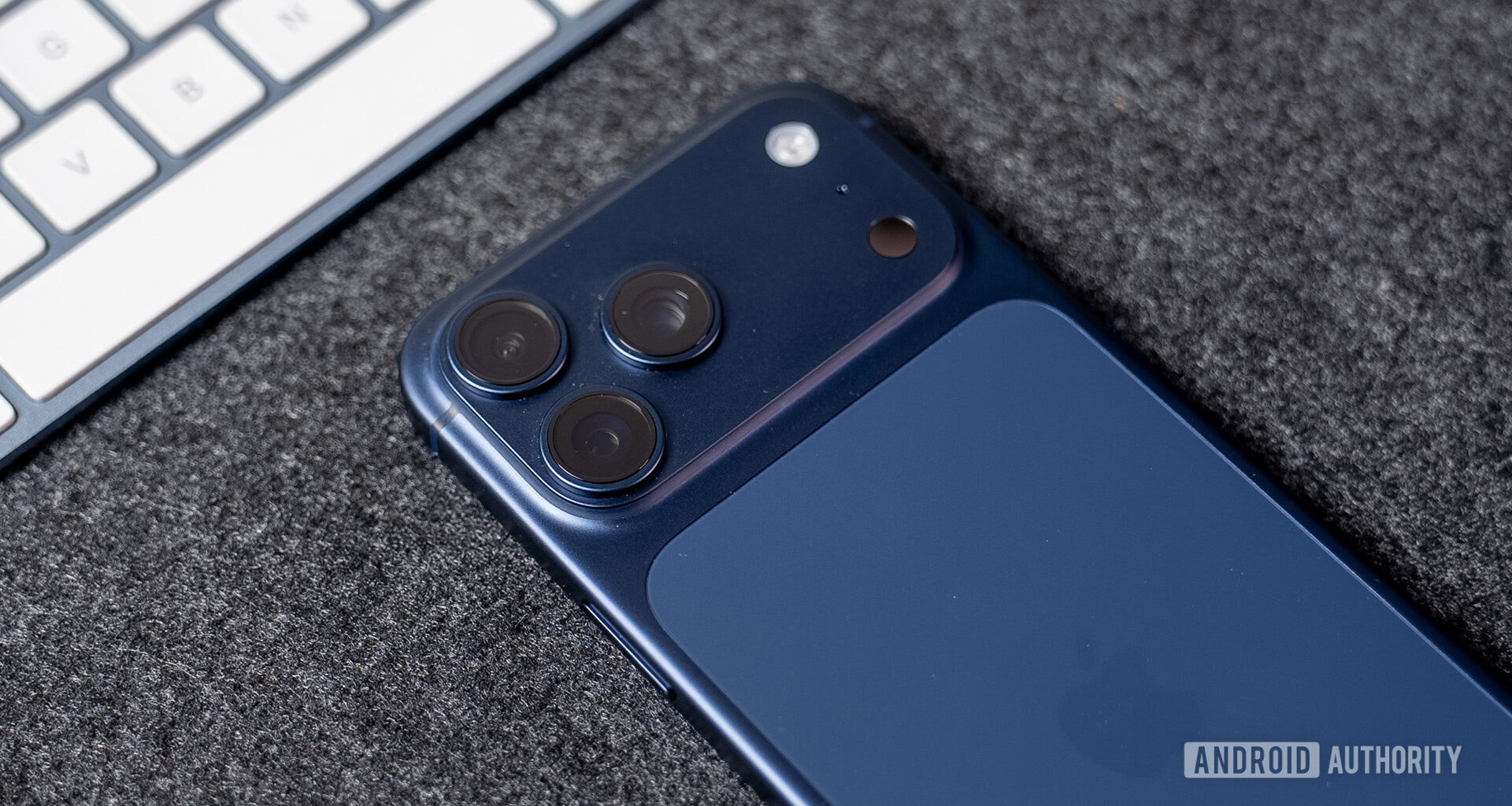iPhone 17 Pro Max Deep Blue Camera plateau