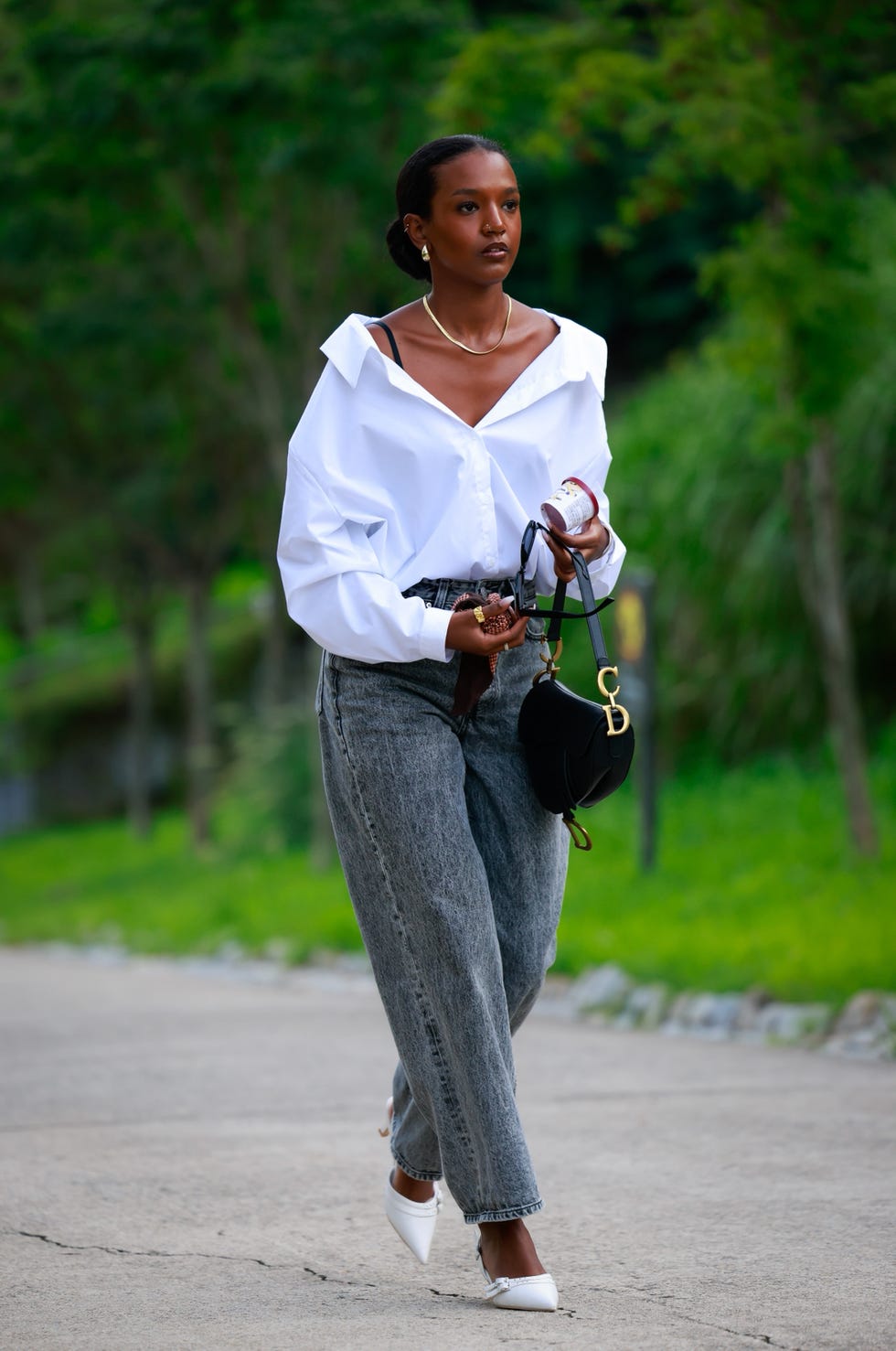 mom jeans and shoes