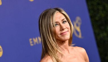 Jennifer Aniston gives Courteney Cox a flicky blowdry and it's channelling "The Rachel" haircut from the 90s