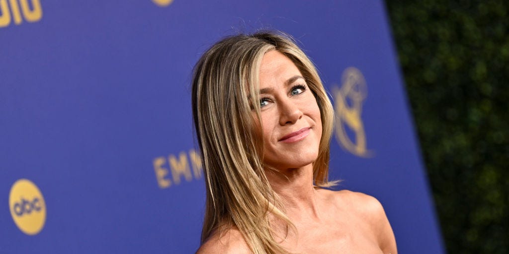 Jennifer Aniston gives Courteney Cox a flicky blowdry and it's channelling "The Rachel" haircut from the 90s