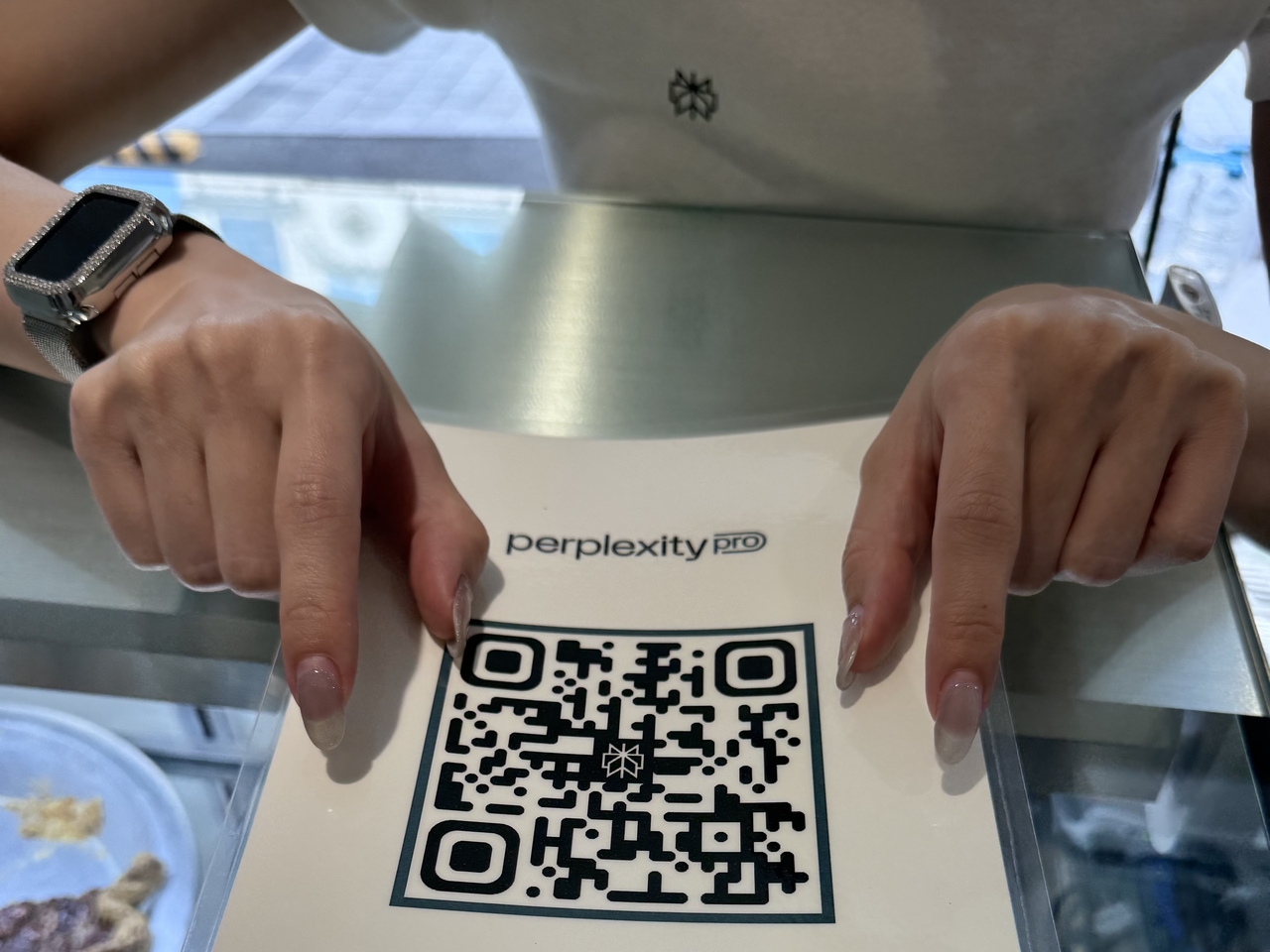 A QR code at the counter offers non-subscribers a free one-month trial of Perplexity Pro and a 50 percent discount on drinks. (Moon Joon-hyun/The Korea Herald)