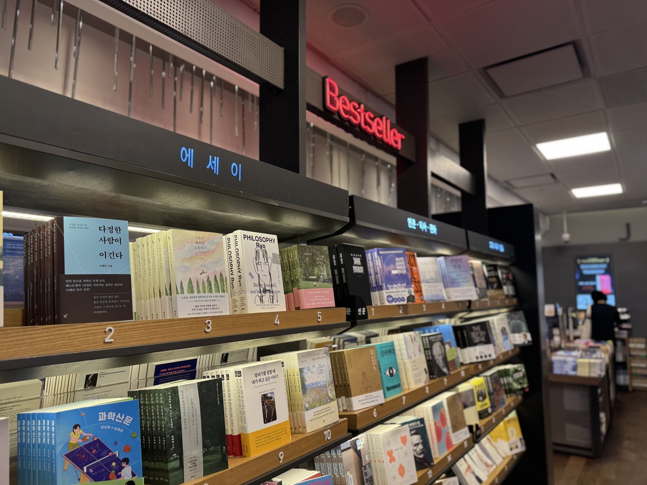 Bestseller shelves at Kyobo Book Center in Gwanghwamun, central Seoul, display the latest popular essay titles on Wednesday. (Moon Joon-hyun/The Korea Herald)