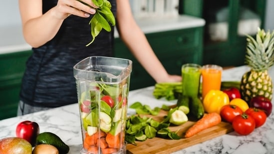 Diet rich in leafy greens and veggies keep you healthy.(Shutterstock)
