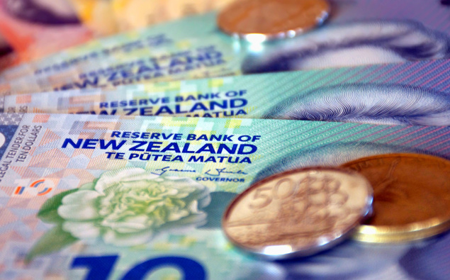 GDP drops by 0.9% to economists' shock