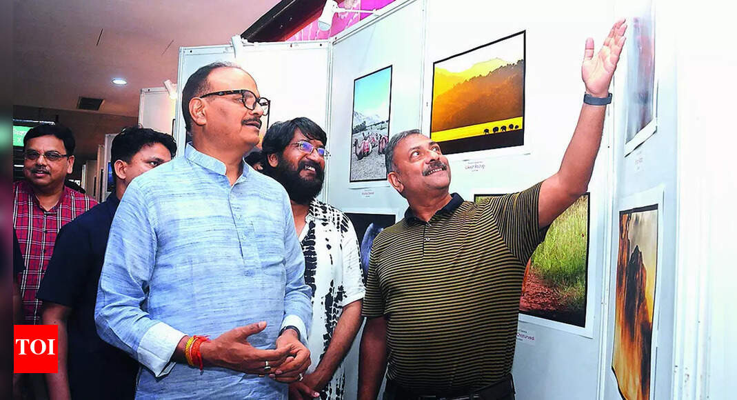 Lucknow’s metro station turns into art gallery | Events Movie News