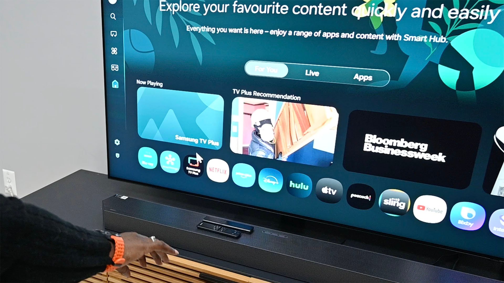 African-American woman using Pointer Mode on Samsung Galaxy Watch on Samsung Neo QLED 4K (QN90F) TV