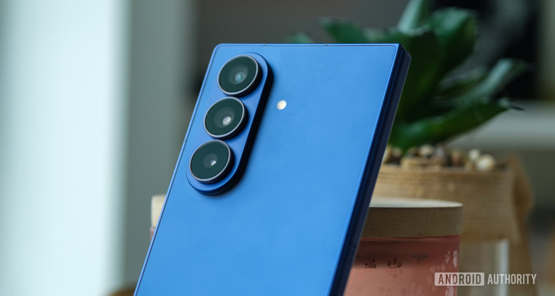 samsung galaxy z fold 7 cameras close up