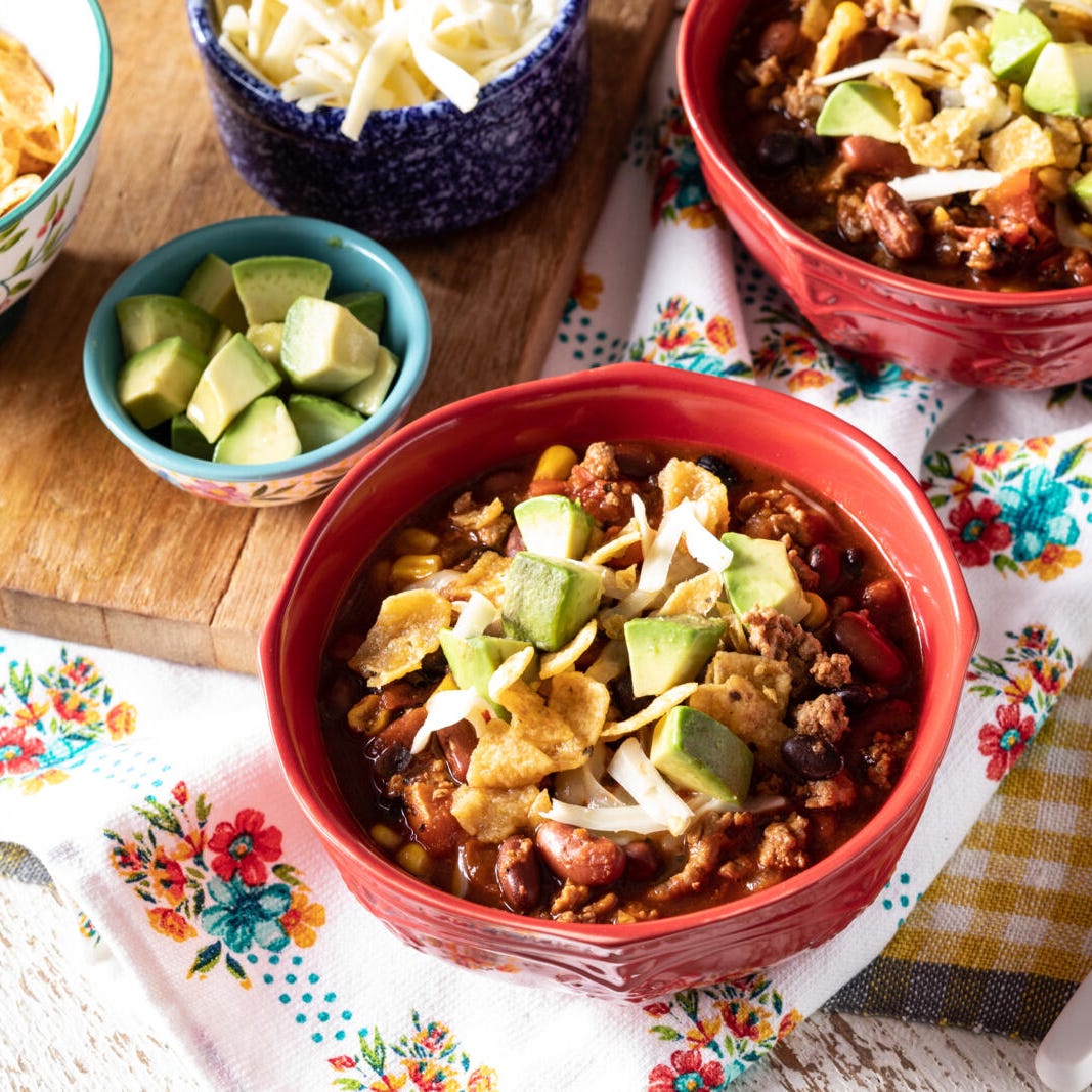 slow cooker turkey chili with avocado cheese and corn chips