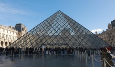 Louvre Museum in Paris closes after break-in