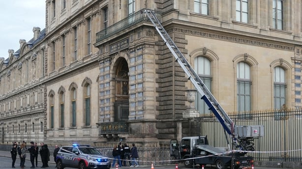 a furniture elevator used by robbers to enter the Louvre Museum at the side of the building