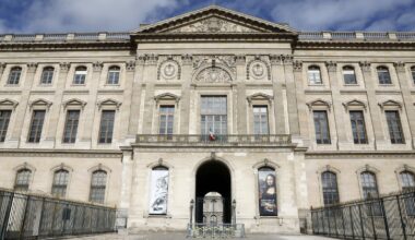 France intensifies hunt for Louvre thieves