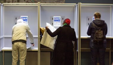 Exit poll suggests centrists win Dutch vote