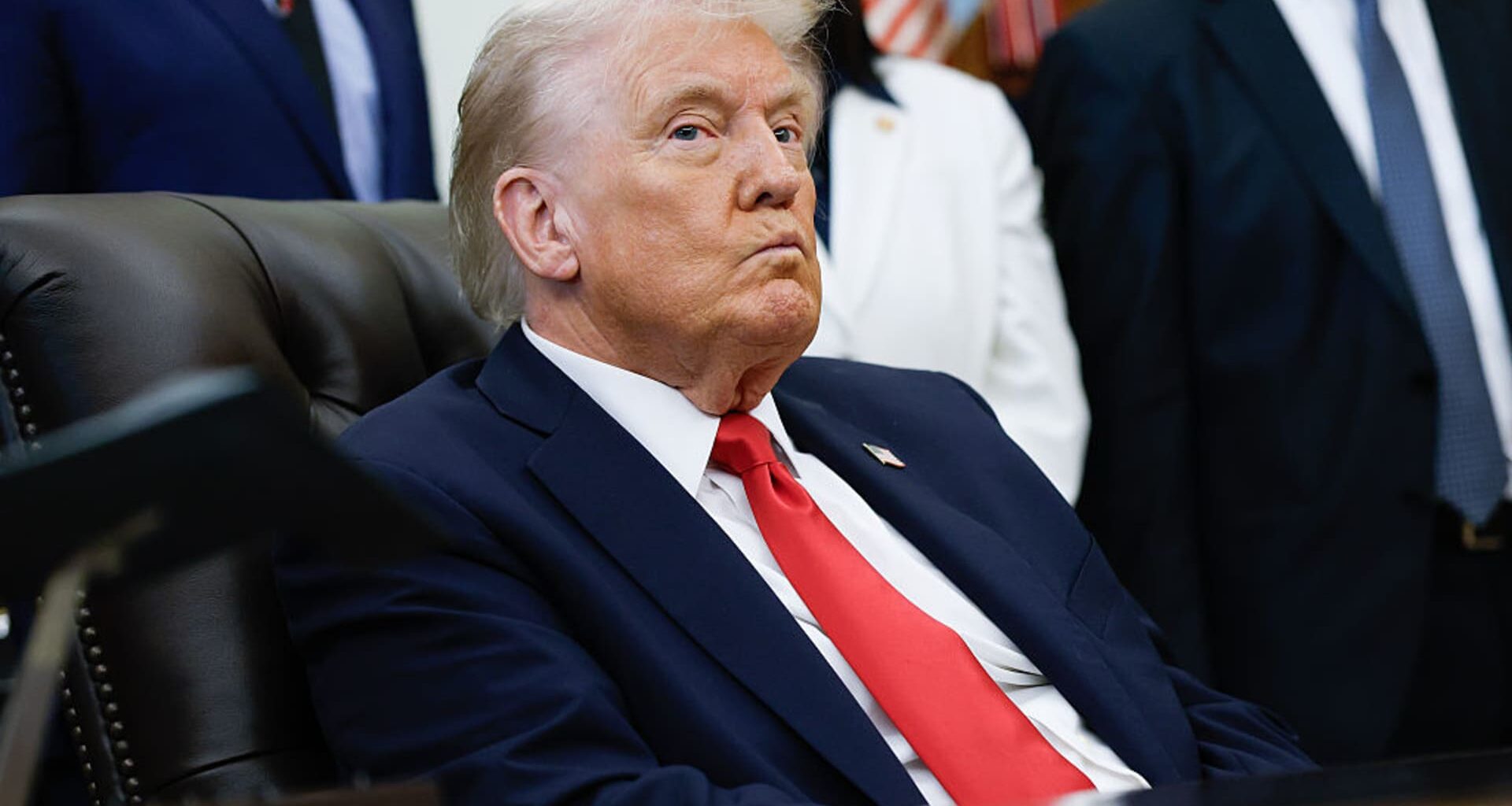 Trump's economic approval rating drops says CNBC survey