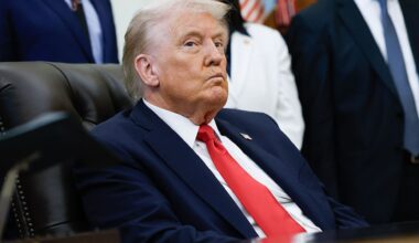 Trump's economic approval rating drops says CNBC survey