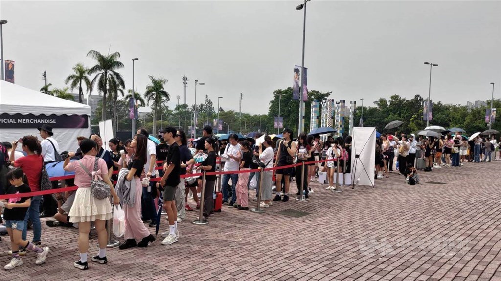 Fans tailgate, line up early for Blackpink show in Kaohsiung