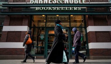 Hey, Remember the Barnes & Noble Nook? They Still Sell It, You Know.