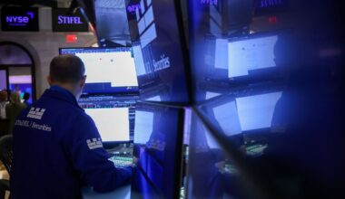 Stocks Hit Record as Traders Shrug Off US Shutdown: Markets Wrap - Bloomberg.com