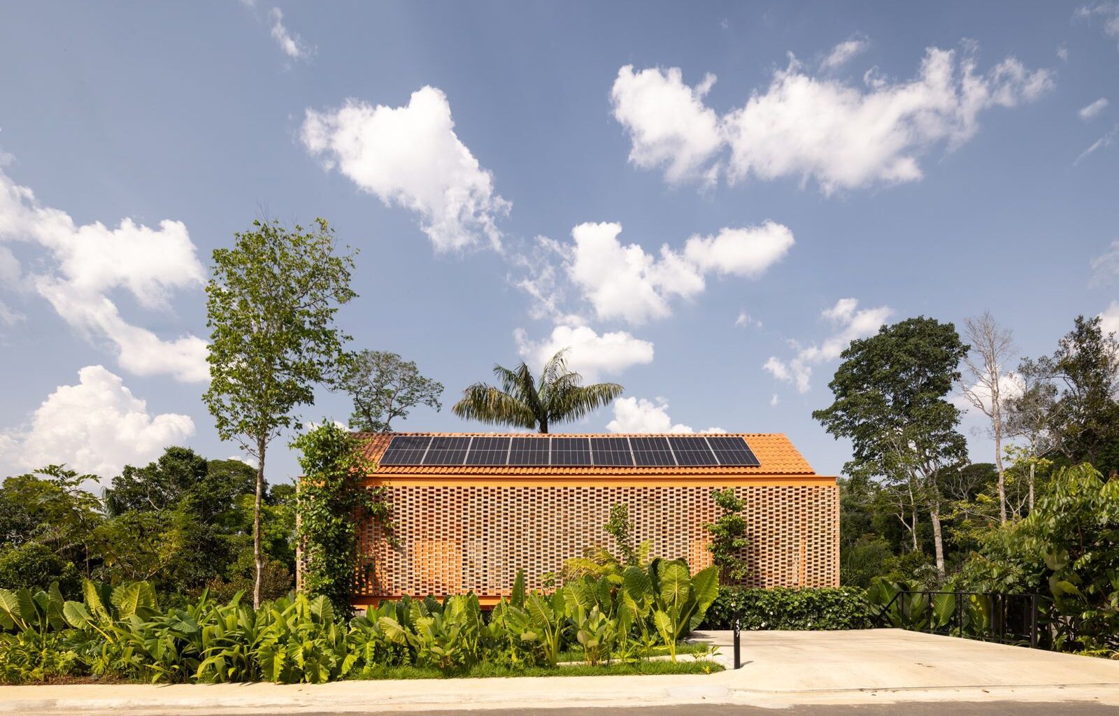 Pupunha House / Laurent Troost Architectures + Hana Eto Gall Paisagismo