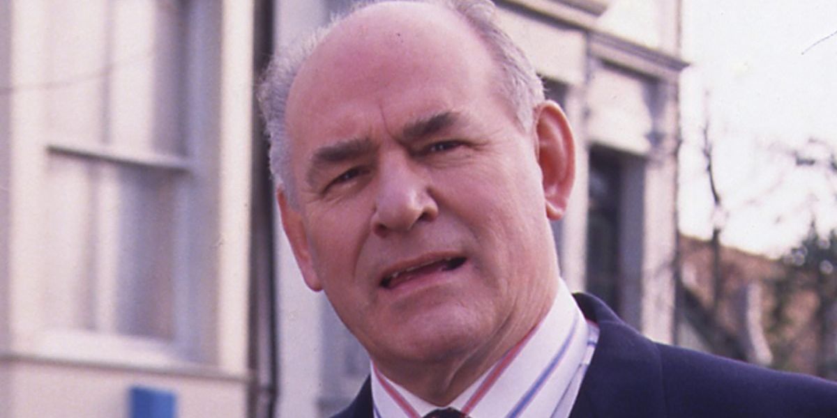 Beloved EastEnders star dies aged 88 as tributes pour in