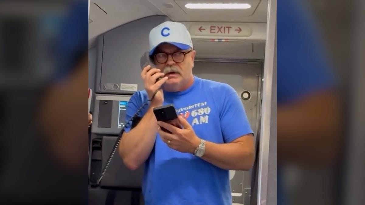 Nick Offerman pranks 'Parks and Rec' co-star Jim O'Heir mid-flight