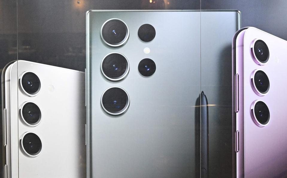 Samsung S23 on poster