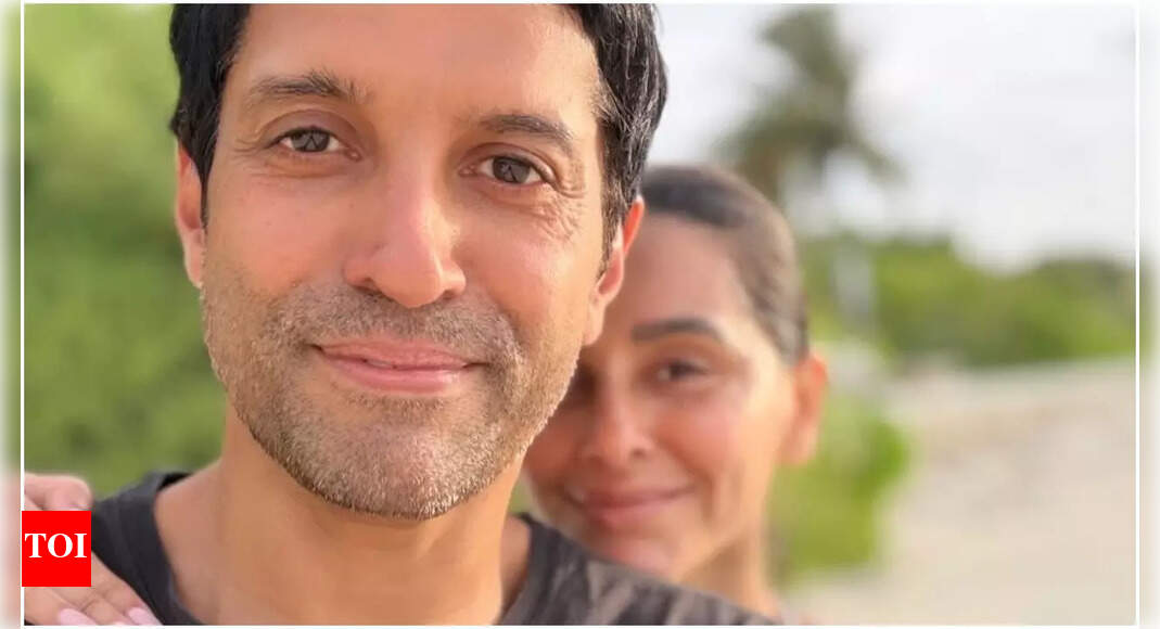 Shibani Dandekar and Farhan Akhtar spend quality time at beach, actress calls it ‘forever memories’ - SEE PICS | Hindi Movie News