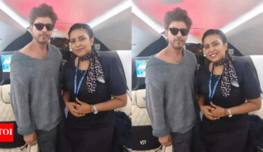 Shah Rukh Khan spotted in a high-end luxury private jet; looks effortlessly cool while posing with a fan - See VIRAL PICS |