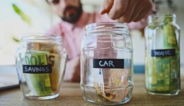 How much money do financial experts save each month and where do they save it?