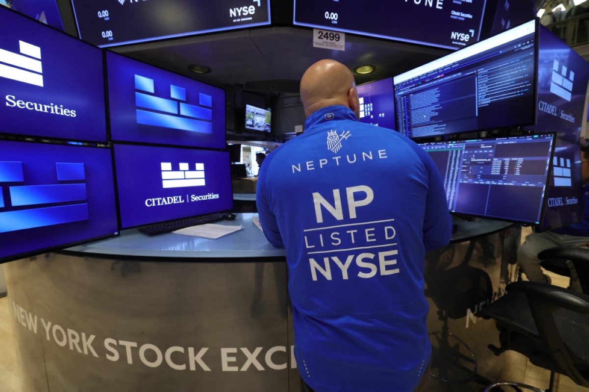 NEW YORK: A trader works on the floor of the New York Stock Exchange (NYSE) at the opening bell.-- AFP